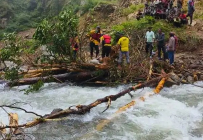 गांवों में दवा बांटने गया स्वास्थ्य कर्मी गदेरे में बहा, एसडीआरएफ ने 11 किलोमीटर दूर बरामद किया शव